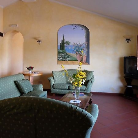 La Penisola Hotell Baschi Eksteriør bilde