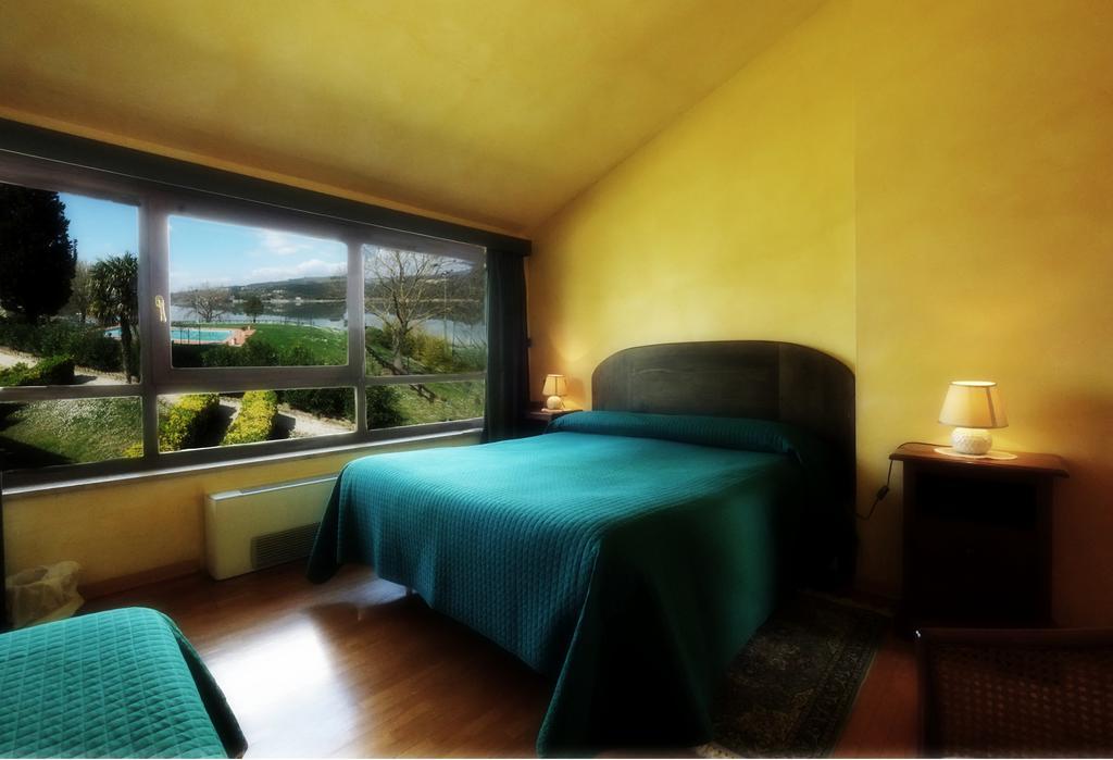 La Penisola Hotell Baschi Eksteriør bilde