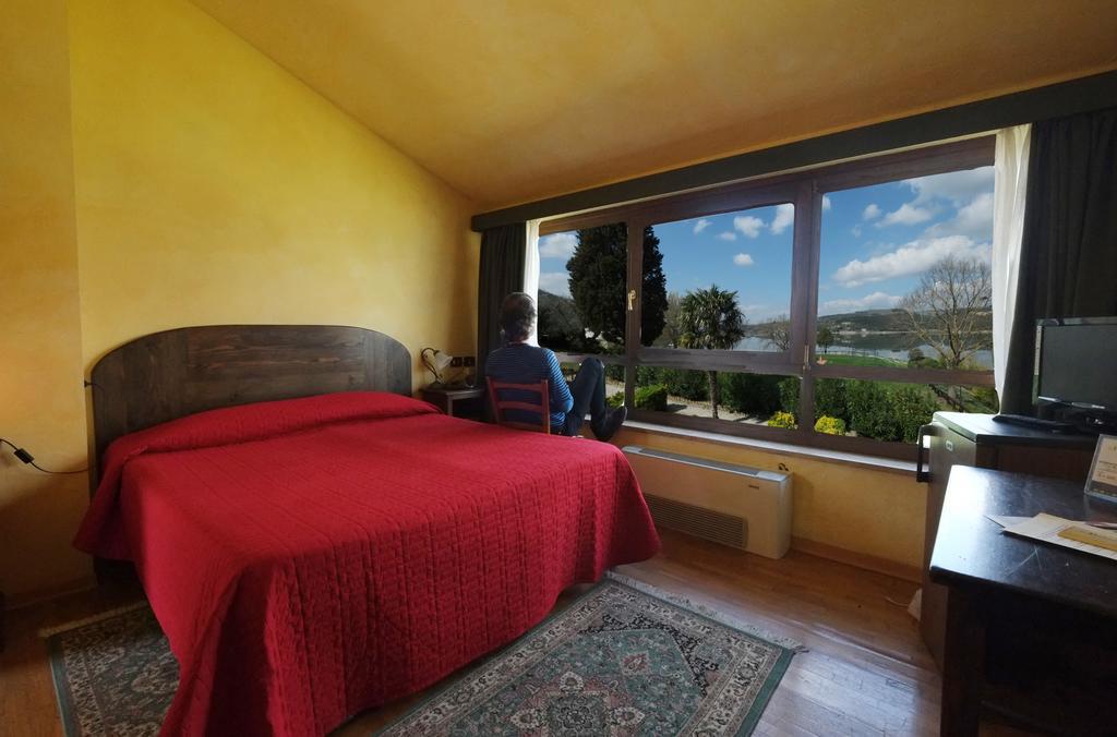 La Penisola Hotell Baschi Eksteriør bilde