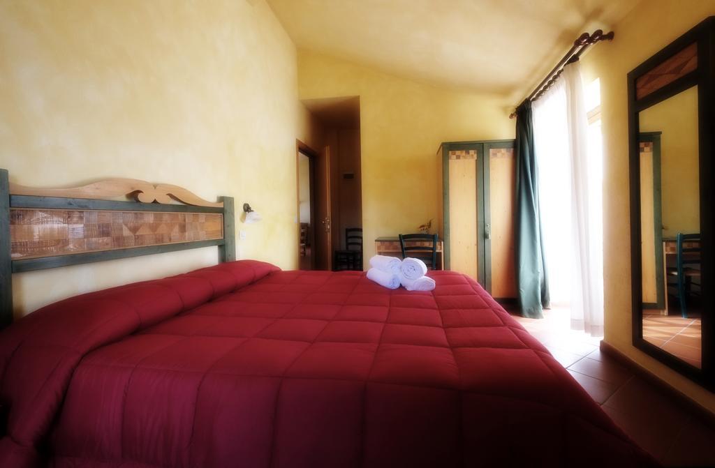 La Penisola Hotell Baschi Eksteriør bilde