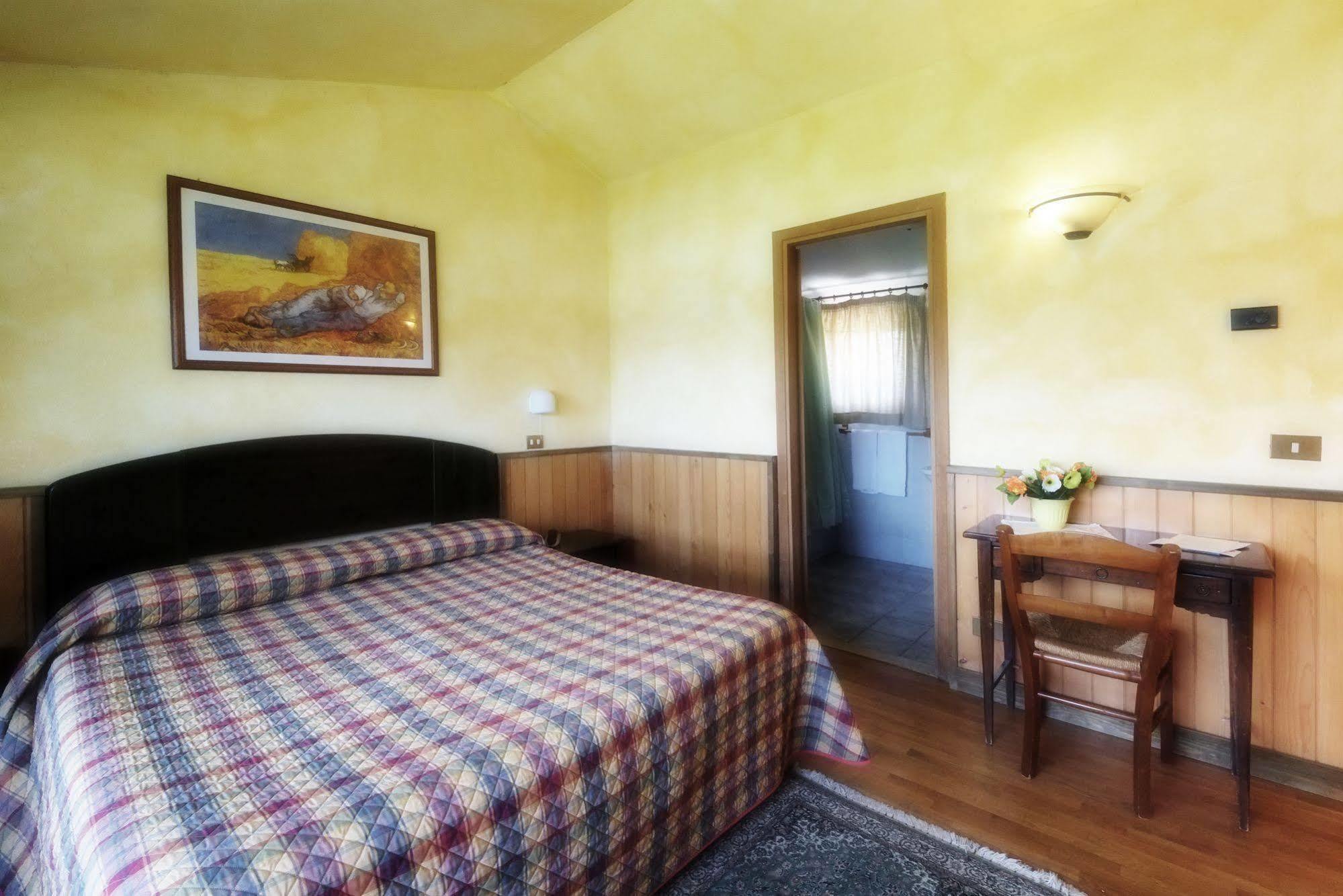 La Penisola Hotell Baschi Eksteriør bilde